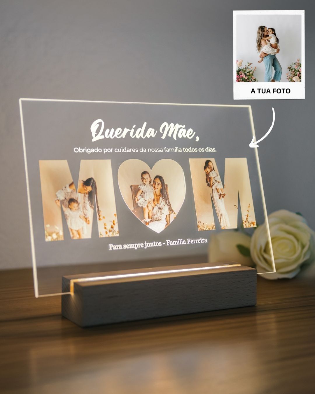 Placa de luz com a palavra MOM, uma fotografia em cada letra e a dedicatória Querida Mãe