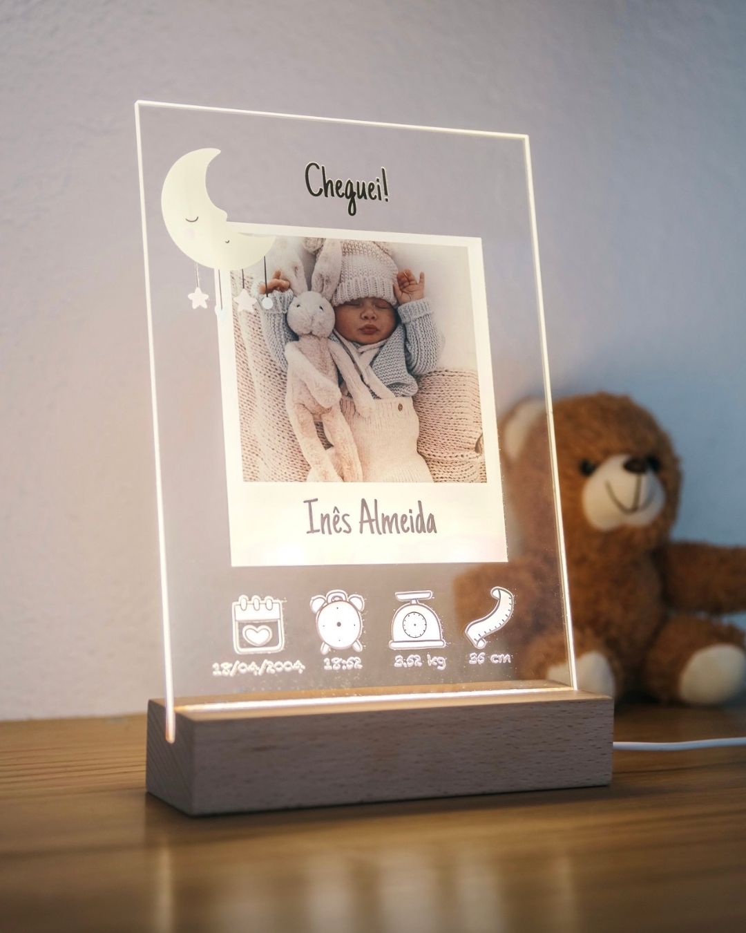 Placa de luz de nascimento com fotografia do bebé e a palavra Cheguei