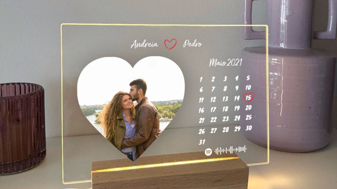 Placa Dia Especial no Calendário personalizada com fotografia de casal e os nomes