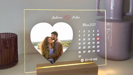 Placa Dia Especial no Calendário personalizada com fotografia de casal e os nomes