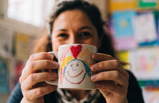 Caneca personalizada com o desenho de um aluno, presente para a professora