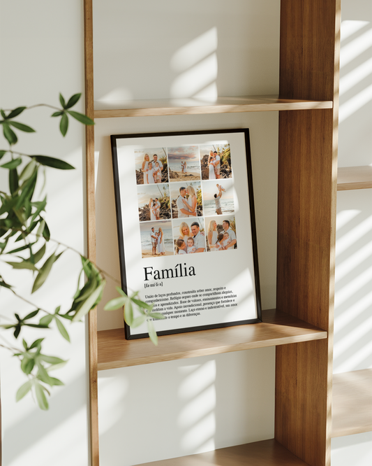 Quadro com nove fotografias de família e a definição da palavra Família, numa estante