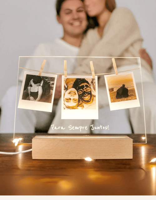 Casal com a placa de luz de polaroids Para Sempre Juntos