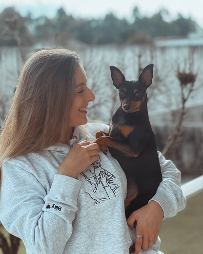 Cliente com o seu cão e hoodie line art bordado personalizado com o nome Billy na manga, presente para donos de animais