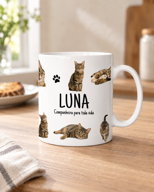 Caneca personalizada com 12 stickers de fotografias de gato, nome Luna, numa mesa de pequeno-almoço