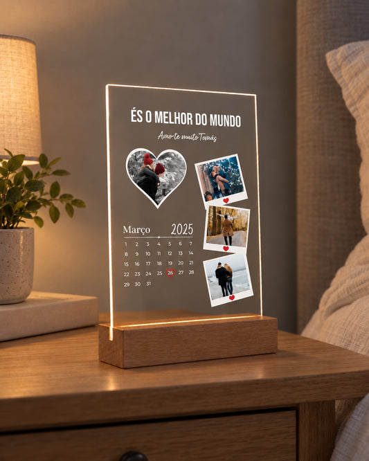 capa:namorados | Placa luminosa personalizada com calendário e quatro fotografias de casal, numa mesa de cabeceira