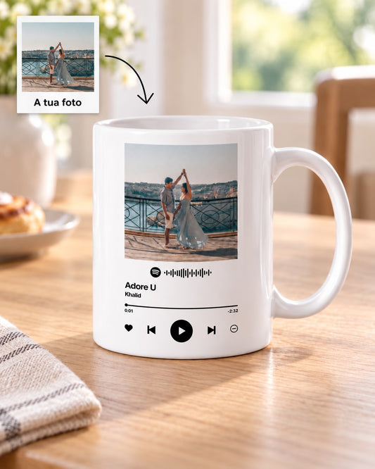 capa:namorados | Caneca Spotify personalizada com fotografia de casal e música, com Polaroid A tua foto e seta, numa mesa de pequeno-almoço