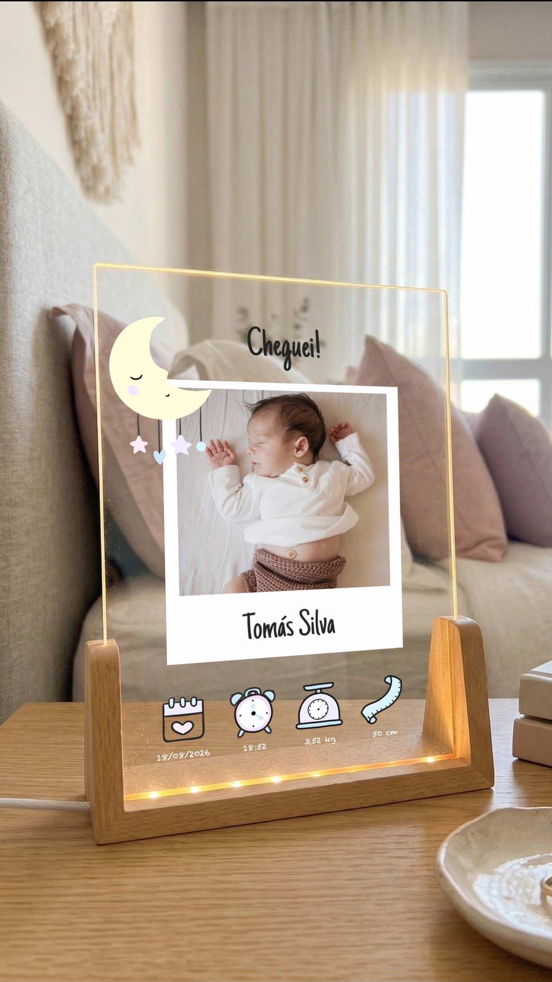 Placa Nascimento Bebé Polaroid personalizada, com base Premium iluminada junto à janela