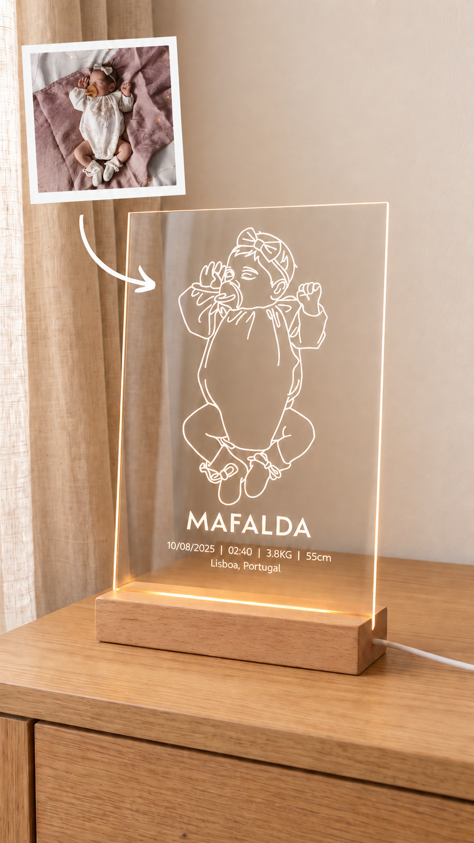 Fotografia original e retrato line art do bebé numa placa personalizada com base de madeira iluminada