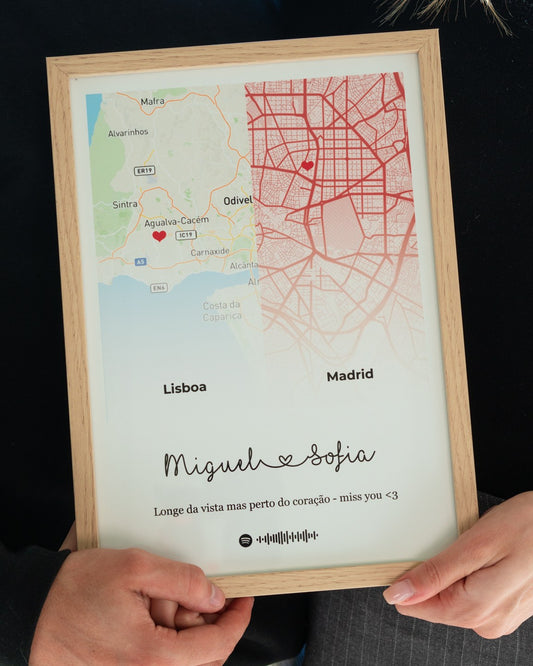 Casal com quadro personalizado de 2 mapas Amor à Distância com nomes, dedicatória e código Spotify